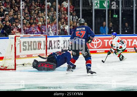 Germania. 5 gennaio 2025. Eishockey Penny-DEL 34.Spieltag Koelner Haie - Augsburger Panther am 05.01.2025 in der Lanxess Arena a Koeln Florian Elias ( Augusta ), rechts - erzielt den Treffer zum 0:1 Gemaess den Vorgaben der DEL Deutsche Eishockey Liga ist die Publikation und Weiterverwertung der Aufnahmen in elektronischen Mediahren Spiefnahmen in Elahren en en en Elahrtung Art Spifnahmen. Foto: Revierfoto credito: ddp media GmbH/Alamy Live News Foto Stock