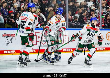 Germania. 5 gennaio 2025. Eishockey Penny-DEL 34.Spieltag Koelner Haie - Augsburger Panther am 05.01.2025 in der Lanxess Arena a Koeln Die Spieler der Augsburger Panther bejubeln den Treffer zum 0:1 durch Florian Elias ( Augsburg ) Gemaess den Vorgaben der DEL Deutsche Eishockey Liga ist die Publikation und Weiterverwertung der Aufnahnahmen en Foto: Revierfoto credito: ddp media GmbH/Alamy Live News Foto Stock