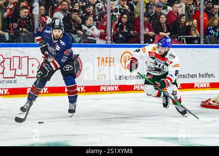 Germania. 5 gennaio 2025. Eishockey Penny-DEL 34.Spieltag Koelner Haie - Augsburger Panther am 05.01.2025 in der Lanxess Arena a Koeln veli-Matti Vittasmaeki ( Koeln ), links - Justin Volek ( Augusta ), rechts Gemaess den Vorgaben der DEL Deutsche Eishockey Liga ist die Publikation und Weiterverwertung der Aufnahmen in Mediahrnahmen in Spiehrtronischen en en en Spielen en en en en en en en en en en. Foto: Revierfoto credito: ddp media GmbH/Alamy Live News Foto Stock