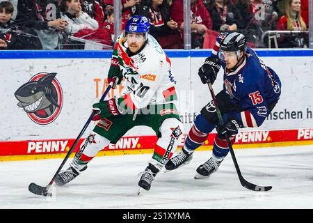 Germania. 5 gennaio 2025. Eishockey Penny-DEL 34.Spieltag Koelner Haie - Augsburger Panther am 05.01.2025 in der Lanxess Arena a Koeln Chris Collins ( Augsburg ), links - Louis-Marc Aubry ( Koeln ), rechts Gemaess den Vorgaben der DEL Deutsche Eishockey Liga ist die Publikation und Weiterverwertung der Aufnahmen in elektronischen Mediahren Endwaehren Spiefnahmen in Spieflauden Spiehren en Spieltag Koelner Haie - Spielner Haie - Spielner Haie - Aufnahmen. Foto: Revierfoto credito: ddp media GmbH/Alamy Live News Foto Stock