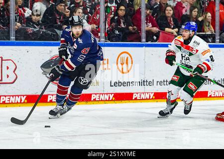 Germania. 5 gennaio 2025. Eishockey Penny-DEL 34.Spieltag Koelner Haie - Augsburger Panther am 05.01.2025 in der Lanxess Arena a Koeln veli-Matti Vittasmaeki ( Koeln ), links - Justin Volek ( Augusta ), rechts Gemaess den Vorgaben der DEL Deutsche Eishockey Liga ist die Publikation und Weiterverwertung der Aufnahmen in Mediahrnahmen in Spiehrtronischen en en en Spielen en en en en en en en en en en. Foto: Revierfoto credito: ddp media GmbH/Alamy Live News Foto Stock