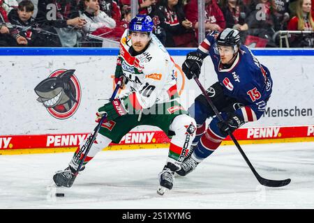 Germania. 5 gennaio 2025. Eishockey Penny-DEL 34.Spieltag Koelner Haie - Augsburger Panther am 05.01.2025 in der Lanxess Arena a Koeln Chris Collins ( Augsburg ), links - Louis-Marc Aubry ( Koeln ), rechts Gemaess den Vorgaben der DEL Deutsche Eishockey Liga ist die Publikation und Weiterverwertung der Aufnahmen in elektronischen Mediahren Endwaehren Spiefnahmen in Spieflauden Spiehren en Spieltag Koelner Haie - Spielner Haie - Spielner Haie - Aufnahmen. Foto: Revierfoto credito: ddp media GmbH/Alamy Live News Foto Stock