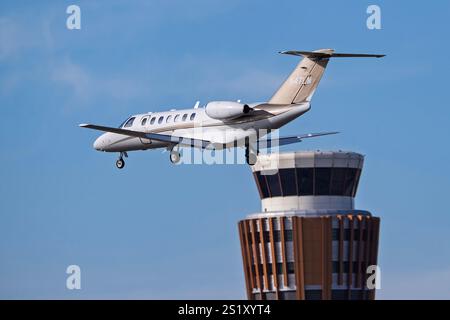 Aeroporto internazionale Sky Harbor 12-31-2024 Phoenix, Arizona, USA Private Cessna Citation CJ3 N47LM arrivo al tramonto per 25L allo Sky Harbor Intl. Aeroporto. Foto Stock
