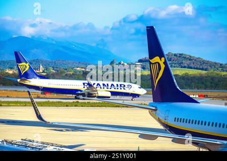 Girona, Spagna, 22 aprile 2024: Vista aeroplani dell'aeroporto di Girona a Barcellona. L'aeroporto di Girona-Costa Brava è la base hub di Ryanair. Catalogna regione Spa Foto Stock