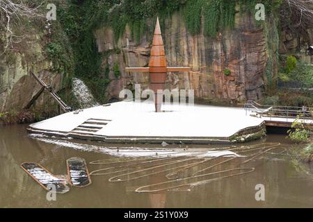 Scultura in acciaio Corten di un'ex gru al bacino di Worsley Delph a Salford, Greater Manchester. Foto Stock