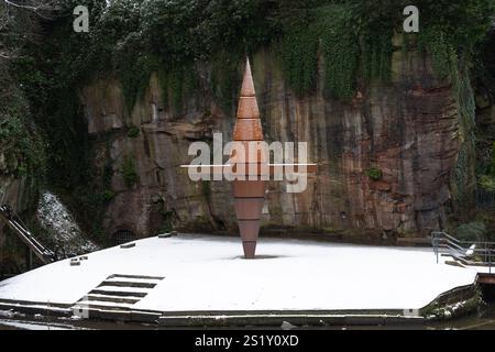 Scultura in acciaio Corten di un'ex gru al bacino di Worsley Delph a Salford, Greater Manchester. Foto Stock