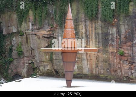 Corten scultura in acciaio di una gru tradizionale a Worsley Delph, Salford, Greater Manchester Foto Stock