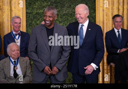 Il presidente degli Stati Uniti Joe Biden presenta all'attore, produttore e regista Denzel Washington la Medaglia presidenziale della libertà durante una cerimonia nella East Room della Casa Bianca sabato 4 gennaio 2025. La Presidential Medal of Freedom è la più alta onorificenza civile della nazione, presentata a individui che hanno dato contributi esemplari alla prosperità, ai valori o alla sicurezza degli Stati Uniti, alla pace nel mondo o ad altri importanti sforzi sociali, pubblici o privati. Credito: Leigh Vogel/Pool tramite CNP /MediaPunch Foto Stock