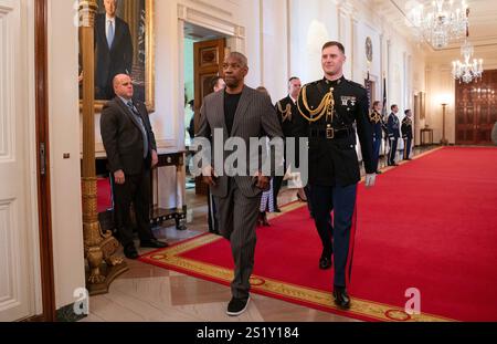 Denzel Washington, vincitore della Medaglia presidenziale della libertà 2024, entra nella sala Est della Casa Bianca sabato 4 gennaio 2025. La Presidential Medal of Freedom è la più alta onorificenza civile della nazione, presentata a individui che hanno dato contributi esemplari alla prosperità, ai valori o alla sicurezza degli Stati Uniti, alla pace nel mondo o ad altri importanti sforzi sociali, pubblici o privati. Credito: Leigh Vogel/Pool tramite CNP /MediaPunch Foto Stock