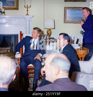 MODELLO KN-C19032 6 ottobre 1961 incontro con il ministro degli affari esteri dell'URSS. Presidente John F. Kennedy, Andrei Gromyko, Dean Rusk, Segretario di Stato. President's Living Room, Casa Bianca, Washington, D.C. Foto Stock