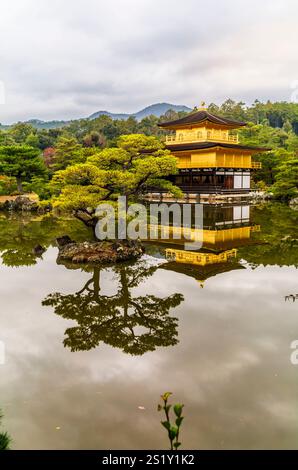 Il Golden Pavilion di Kyoto si riflette sulle acque calme dello stagno in autunno Foto Stock