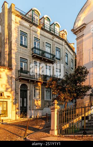 I vicoli stretti del quartiere Alfama a Lisbona la mattina presto Foto Stock
