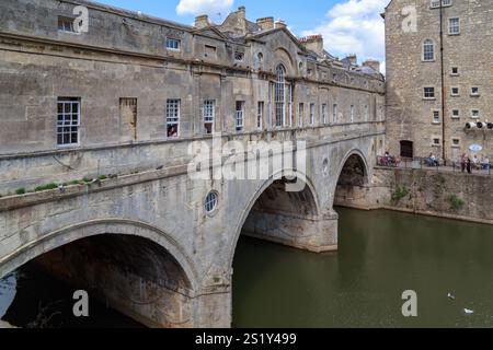 BATH, GRAN BRETAGNA - 14 MAGGIO 2014: Questo è il vecchio Pultney Bridge attraverso il fiume Avon. Foto Stock