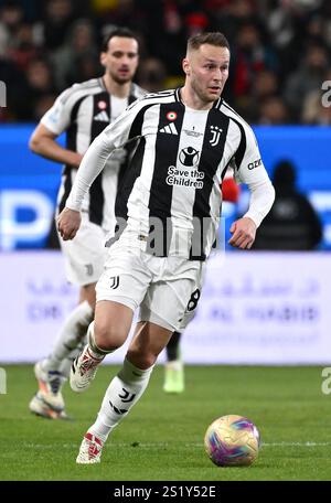 RIYADH, ARABIA SAUDITA - 3 GENNAIO: Teun Koopmeiners della Juventus FC in azione, durante la semifinale di Supercoppa Italiana tra Juventus FC e AC Milan al Parco al Awwal il 3 gennaio 2025 a Riyadh, Arabia Saudita. (Foto di MB Media) Foto Stock