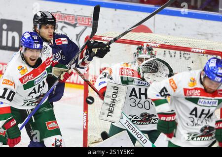 Der Puck fliegt auf das Tor von Strauss Mann (Augusta) zu, links: Tim Wohlgemuth (Koeln) im Zweikampf mit Chris Collins (Augusta) Koelner Haie vs Augusta Panther, Eishockey, DEL, 5.1.2025 foto: René Weiss/Eibner Foto Stock