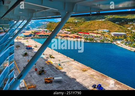 Uno sguardo alla vivace energia e al vibrante fascino di un porto caraibico. La miscela perfetta di architettura, acque turchesi e vita isolana vi pone Foto Stock