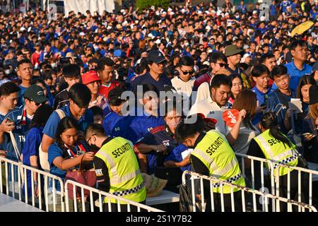 Bangkok, Thailandia. 5 gennaio 2025. I tifosi thailandesi sono stati visti al checkpoint di sicurezza allo stadio nazionale Rajamangala durante la finale di calcio dell'ASEAN Football Federation (AFF) Cup tra Thailandia e Vietnam. Punteggio finale Vietnam 2-1 Thailandia credito: SOPA Images Limited/Alamy Live News Foto Stock