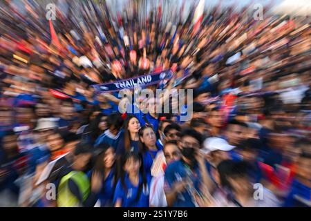 Bangkok, Thailandia. 5 gennaio 2025. I tifosi thailandesi si sono visti davanti allo stadio nazionale Rajamangala durante la finale di calcio dell'ASEAN Football Federation (AFF) Cup tra Thailandia e Vietnam. Punteggio finale Vietnam 2-1 Thailandia credito: SOPA Images Limited/Alamy Live News Foto Stock