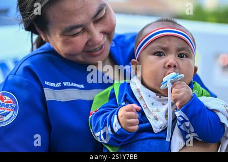 Bangkok, Thailandia. 5 gennaio 2025. I tifosi thailandesi si sono visti davanti allo stadio nazionale Rajamangala durante la finale di calcio dell'ASEAN Football Federation (AFF) Cup tra Thailandia e Vietnam. Punteggio finale Vietnam 2-1 Thailandia credito: SOPA Images Limited/Alamy Live News Foto Stock