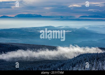 Vista dai monti Hargita verso i Carpazi orientali al tramonto, Romania. Si possono vedere le montagne di Piatra Craiului, le montagne di Fagarasi, Foto Stock