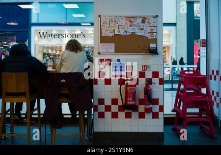 Guardando da un ristorante di hamburger Five Guys a un centro commerciale Foto Stock