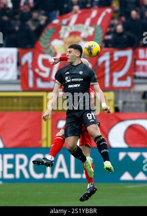 MONZA, ITALIA - 5 GENNAIO: Roberto piccoli del Cagliari calcio dirige il pallone contro Luca Caldirola dell'AC Monza , durante la partita di serie A tra AC Monza e Cagliari calcio allo stadio U-Power il 5 gennaio 2025 a Monza, Italia. (Foto di MB Media) Foto Stock