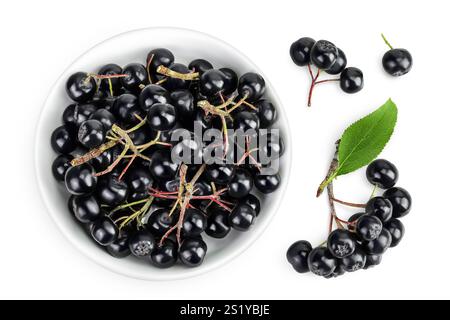 Ciotola di cioccolato in ceramica con foglia isolata su sfondo bianco. Aronia nera. Vista dall'alto. Posizione piatta Foto Stock