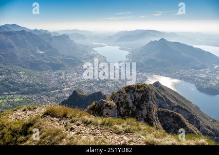 Vista panoramica aerea dei laghi italiani dalla cima della montagna - paesaggio panoramico mozzafiato con acqua frizzante, colline verdeggianti e una tranquilla C Foto Stock