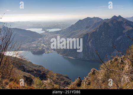 Vista panoramica aerea dei laghi italiani dalla cima della montagna - paesaggio panoramico mozzafiato con acqua frizzante, colline verdeggianti e una tranquilla C Foto Stock