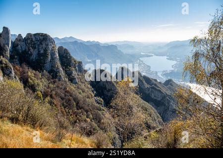 Vista panoramica aerea dei laghi italiani dalla cima della montagna - paesaggio panoramico mozzafiato con acqua frizzante, colline verdeggianti e una tranquilla C Foto Stock