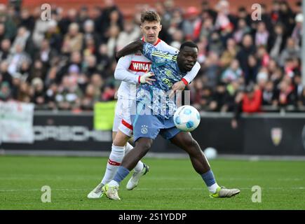 Zweikampf, Aktion Angelo Stiller VfB Stoccarda (06) gegen Brian Brobbey Ajax Amsterdam (09) VfB Stuttgart vs Ajax Amsterdam Testspiel Freundschaftsspiel 05.01.2025 REGOLAMENTI DFL VIETANO QUALSIASI USO DI FOTOGRAFIE COME SEQUENZE DI IMMAGINI E/O QUASI-VIDEO Foto Stock