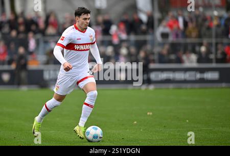 Fabian Rieder VfB Stuttgart (32) Aktion am Ball VfB Stuttgart vs Ajax Amsterdam Testspiel Freundschaftsspiel 05.01.2025 REGOLAMENTI DFL VIETANO QUALSIASI USO DI FOTOGRAFIE COME SEQUENZE DI IMMAGINI E/O QUASI-VIDEO Foto Stock