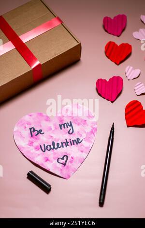 Disposizione verticale piatta di biglietti d'auguri per il giorno di San Valentino. Colore rosa e rosso. Il giorno di San Valentino. Copia spazio. Vista dall'alto. Foto Stock
