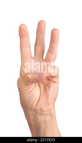 Gesto con tre dita. La mano rugosa della donna anziana, sollevata con tre dita allungate, simboleggia il numero tre. Vista ravvicinata di un Caucasi maturo Foto Stock