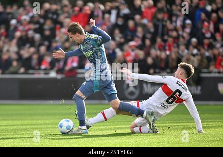 Stoccarda, Germania. 5 gennaio 2025. Zweikampf, Aktion Angelo Stiller VfB Stuttgart (06) Kenneth Taylor Ajax Amsterdam (08) VfB Stuttgart vs Ajax Amsterdam Testspiel Freundschaftsspiel 05.01.2025 REGOLAMENTI DFL VIETANO QUALSIASI USO DI FOTOGRAFIE COME SEQUENZE DI IMMAGINI E/O QUASI-VIDEO/dpa/Alamy Live News Foto Stock