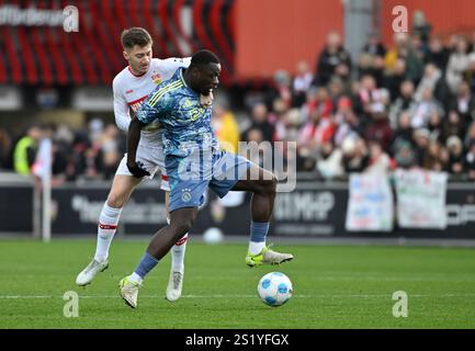 Stoccarda, Germania. 5 gennaio 2025. Zweikampf, Aktion Angelo Stiller VfB Stuttgart (06) gegen Brian Brobbey Ajax Amsterdam (09) VfB Stuttgart vs Ajax Amsterdam Testspiel Freundschaftsspiel 05.01.2025 REGOLAMENTI DFL VIETANO QUALSIASI USO DI FOTOGRAFIE COME SEQUENZE DI IMMAGINI E/O QUASI-VIDEO/dpa/Alamy Live News Foto Stock