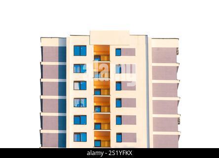 Moderno edificio residenziale a più piani. Condominio urbano con balconi gialli, grandi finestre e una facciata elegante, caratterizzato da un tetto a vista e da un'ex testurizzata Foto Stock