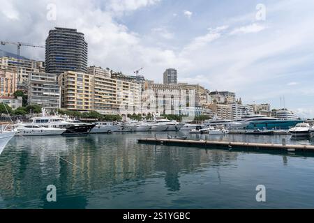 Monte Carlo, Monaco - Vista sul Principato di Monaco con il Porto Ercole e i suoi molti yacht di lusso e molti edifici moderni sullo sfondo. Foto Stock