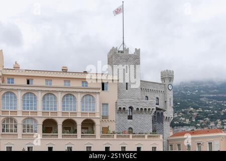 Monte Carlo, Monaco - Vista del Palazzo del Principe di Monaco e della Piazza del Palazzo, residenza ufficiale del Principe di Monaco. Foto Stock