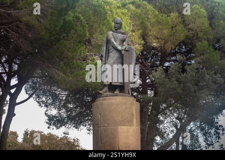 Miradouro de Santa Luzia, Statua del re Alfonso Henriques - Alfonso i del Portogallo soprannominato il Conquistatore a Saint George Cast Foto Stock