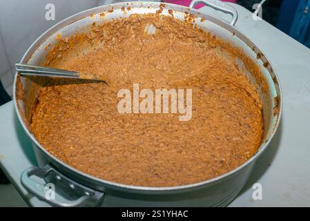 Pentola piena di fagioli fritti pronta da mangiare. Cibo messicano. Copia spazio. Foto Stock