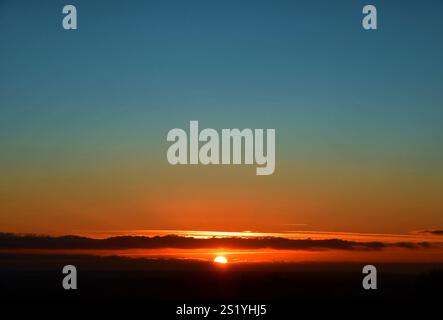 Il sole del tardo pomeriggio tramonta sul Lincolnshire. Foto Stock