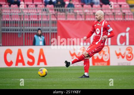 Luca Caldirola (AC Monza) durante la partita di campionato italiano di serie A tra AC Monza e Cagliari calcio il 5 gennaio 2025 allo stadio U-Power di Monza Foto Stock