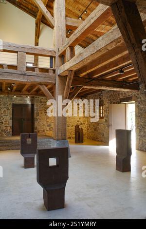 San Sebastian, Spagna - 4 gennaio 2025 - Museo e parco Chillida Leku, con sculture dell'artista basco Eduardo Chillida Foto Stock