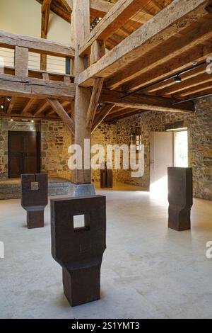 San Sebastian, Spagna - 4 gennaio 2025 - Museo e parco Chillida Leku, con sculture dell'artista basco Eduardo Chillida Foto Stock