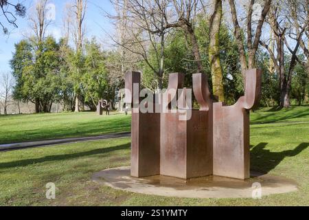 San Sebastian, Spagna - 4 gennaio 2025 - Museo e parco Chillida Leku, con sculture dell'artista basco Eduardo Chillida Foto Stock