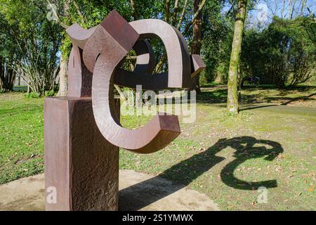 San Sebastian, Spagna - 4 gennaio 2025 - Museo e parco Chillida Leku, con sculture dell'artista basco Eduardo Chillida Foto Stock