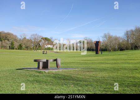 San Sebastian, Spagna - 4 gennaio 2025 - Museo e parco Chillida Leku, con sculture dell'artista basco Eduardo Chillida Foto Stock