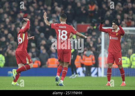 Cody Gakpo di Liverpool festeggia il suo obiettivo di raggiungere il 1-1 con i compagni di squadra durante la partita di Premier League Liverpool vs Manchester United ad Anfield, Liverpool, Regno Unito, 5 gennaio 2025 (foto di Gareth Evans/News Images) Foto Stock