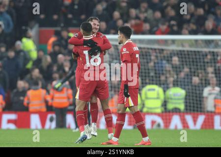 Cody Gakpo di Liverpool festeggia il suo obiettivo di raggiungere il 1-1 con i compagni di squadra durante la partita di Premier League Liverpool vs Manchester United ad Anfield, Liverpool, Regno Unito, 5 gennaio 2025 (foto di Gareth Evans/News Images) Foto Stock